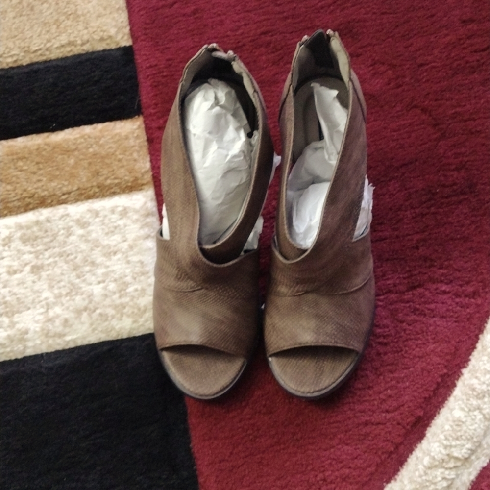Woman open toe shoe